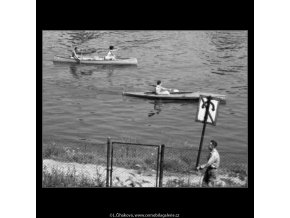Loďky na Vltavě (2292-1), žánry - Praha 1963 červenec, černobílý obraz, stará fotografie, prodej