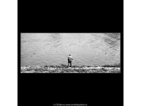 Muž na břehu (2292-3), žánry - Praha 1963 červenec, černobílý obraz, stará fotografie, prodej