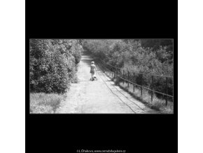 Děvčátko s kočárkem (2293-1), žánry - Praha 1963 červenec, černobílý obraz, stará fotografie, prodej