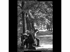 Penzisté na lavičce (2293-2), žánry - Praha 1963 červenec, černobílý obraz, stará fotografie, prodej