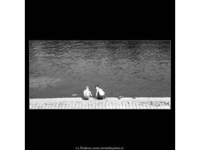 Kluci na nábřeží si hrají (2306), žánry - Praha 1963 červenec, černobílý obraz, stará fotografie, prodej