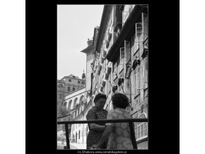 Ženy v hovoru (2308), Praha 1963 červenec, černobílý obraz, stará fotografie, prodej