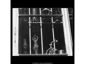 Výloha starých předmětů (2317), žánry - Praha 1963 , černobílý obraz, stará fotografie, prodej