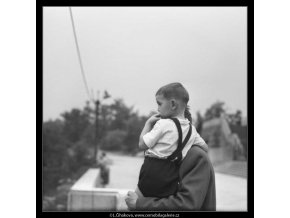 Otec se synem v náručí (2354-1), žánry - Praha 1963 červenec, černobílý obraz, stará fotografie, prodej