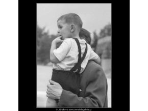 Otec se synem v náručí (2354-2), žánry - Praha 1963 červenec, černobílý obraz, stará fotografie, prodej