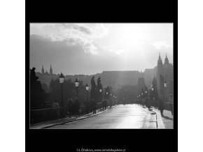 Na Karlově mostě (2360-1), Praha 1963 srpen, černobílý obraz, stará fotografie, prodej