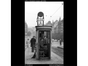Výhybkář v kukani (2392-2), žánry - Praha 1963 září, černobílý obraz, stará fotografie, prodej