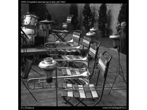 Hudební nástroje bez hráčů (2392-3), žánry - Praha 1963 září, černobílý obraz, stará fotografie, prodej