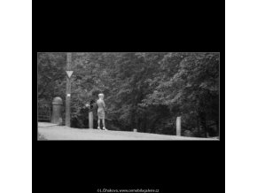 Dívka před Folimankou (2392-5), žánry - Praha 1963 září, černobílý obraz, stará fotografie, prodej