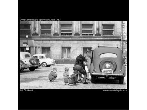 Děti sledující opravu auta (2401), žánry - Praha 1963 léto, černobílý obraz, stará fotografie, prodej