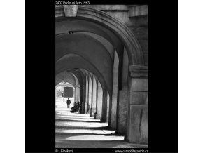 Podloubí (2407), Praha 1963 léto, černobílý obraz, stará fotografie, prodej