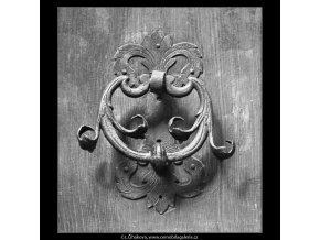 Klepadlo na dveřích (2421-1), Praha 1963 září, černobílý obraz, stará fotografie, prodej