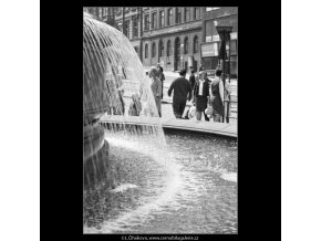 Kašna před Národním muzeem (2422-1), Praha 1963 srpen, černobílý obraz, stará fotografie, prodej