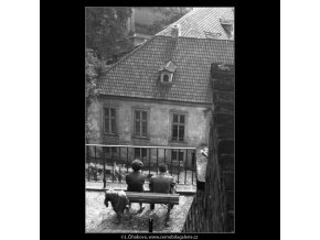 Milenci v zákoutí (2424-3), Praha 1963 září, černobílý obraz, stará fotografie, prodej