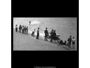 Lidé sledují vodního lyžaře (2440-2), žánry - Praha 1963 září, černobílý obraz, stará fotografie, prodej