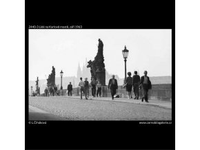 Lidé na Karlově mostě (2440-3), žánry - Praha 1963 září, černobílý obraz, stará fotografie, prodej