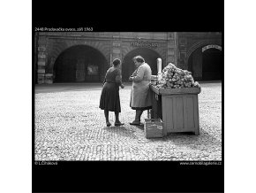 Prodavačka ovoce (2448), žánry - Praha 1963 září, černobílý obraz, stará fotografie, prodej