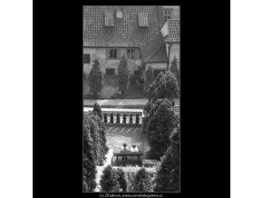 Milenci (2461-2), žánry - Praha 1963 září, černobílý obraz, stará fotografie, prodej