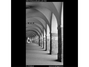 Průhled podloubím (2481), Praha 1963 září, černobílý obraz, stará fotografie, prodej