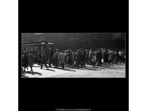 Lidé na přechodu (2505-1), žánry - Praha 1963 říjen, černobílý obraz, stará fotografie, prodej