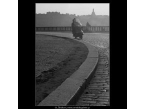 Motocyklista (2507-1), Praha 1963 říjen, černobílý obraz, stará fotografie, prodej