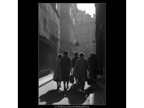 Podzimní stíny a lidé (2510-4), žánry - Praha 1963 říjen, černobílý obraz, stará fotografie, prodej