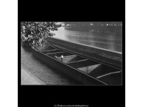 Prázdné říční čluny (2514-1), žánry - Praha 1963 říjen, černobílý obraz, stará fotografie, prodej
