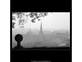 Koule na zídce (2515-2), Praha 1963 říjen, černobílý obraz, stará fotografie, prodej