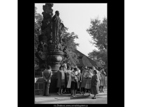 Skupina cizinců na Karlově mostě (2519-2), Praha 1963 říjen, černobílý obraz, stará fotografie, prodej