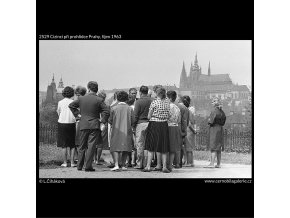 Cizinci při prohlídce Prahy (2529), Praha 1963 říjen, černobílý obraz, stará fotografie, prodej