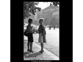 Dvě dívky na chodníku (2542), žánry - Praha 1963 září, černobílý obraz, stará fotografie, prodej