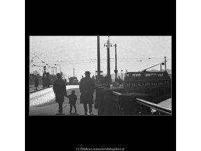 Lidé u Jiráskova mostu (2560-3), žánry - Praha 1963 , černobílý obraz, stará fotografie, prodej