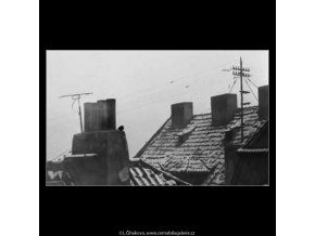 Polozasněžené střechy (2616), žánry - Praha 1963 prosinec, černobílý obraz, stará fotografie, prodej