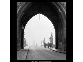 Průhled novoměstskou věží (2619-2), Praha 1963 prosinec, černobílý obraz, stará fotografie, prodej
