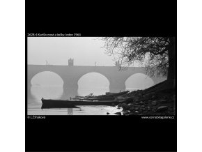 Karlův most a loďky (2628-4), Praha 1964 leden, černobílý obraz, stará fotografie, prodej