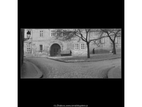 Ze Sněmovní ulice (2698), Praha 1964 únor, černobílý obraz, stará fotografie, prodej