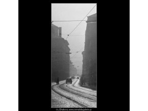 Karmelitská ul. v poledne (2709-2), Praha 1964 únor, černobílý obraz, stará fotografie, prodej