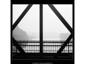 Průhled železničním mostem (2716), Praha 1964 únor, černobílý obraz, stará fotografie, prodej