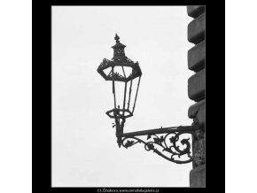 Sešlá rozbitá lampa (2752-2), žánry - Praha 1964 březen, černobílý obraz, stará fotografie, prodej