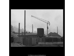 Zákoutí se stožárem (2762), žánry - Praha 1964 březen, černobílý obraz, stará fotografie, prodej