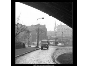 Pod viaduktem (2764-3), žánry - Praha 1964 březen, černobílý obraz, stará fotografie, prodej