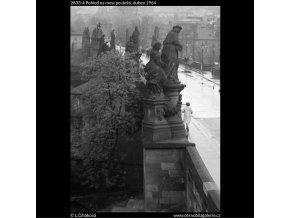 Most po dešti (2833-4), Praha 1964 duben, černobílý obraz, stará fotografie, prodej