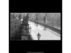 Pohled na most po dešti (2833-5), Praha 1964 duben, černobílý obraz, stará fotografie, prodej