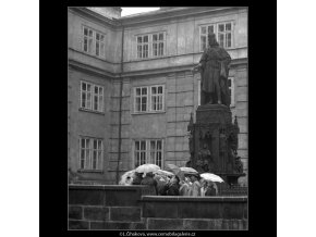 Turisté s deštníky (2837), žánry - Praha 1964 duben, černobílý obraz, stará fotografie, prodej
