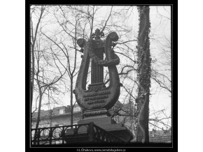 Náhrobek s lyrou (2843), Praha 1964 duben, černobílý obraz, stará fotografie, prodej