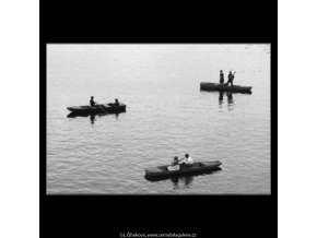 Loďky na Vltavě (2874), žánry - Praha 1964 červen, černobílý obraz, stará fotografie, prodej