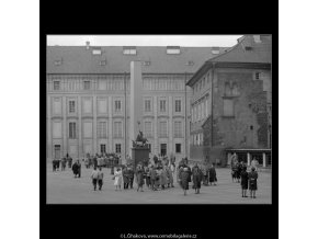 Turiské na 3.nádvoří (2889), Praha 1964 duben, černobílý obraz, stará fotografie, prodej