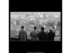 Lidé nad střechami (2890), Praha 1964 květen, černobílý obraz, stará fotografie, prodej