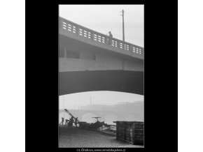 Náplavka u Jiráskova mostu (2896), Praha 1964 květen, černobílý obraz, stará fotografie, prodej