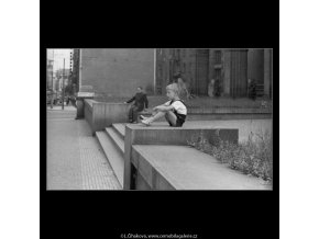 Sedící na schodech (2936), žánry - Praha 1964 květen, černobílý obraz, stará fotografie, prodej